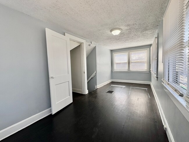 Building Photo - Spacious 2-Bedroom + Den Home with Ample Parking & Backyard!