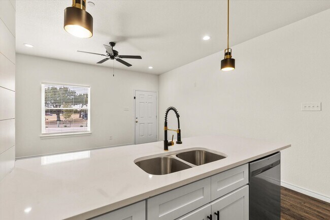 Building Photo - 1402 Courtney Pl
