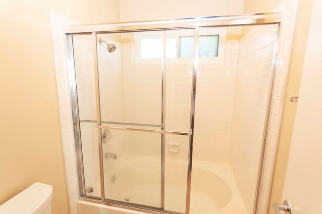 Building Photo - Quiet and Spacious 2 story townhouse in be...