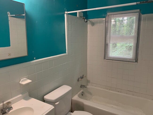 Building Photo - Move-in ready 1 Story Duplex located in th...