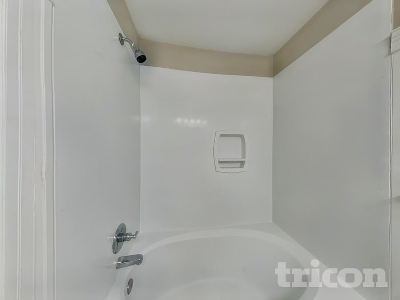 Building Photo - 1048 Whispering Woods Dr