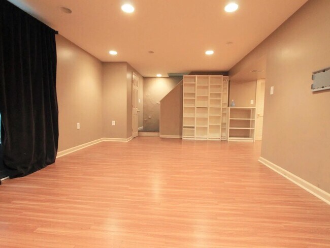 Building Photo - 233 Forrest Ave