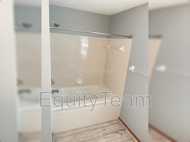 Building Photo - 5781 Meadow View Dr