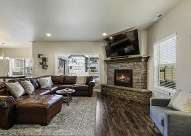 Building Photo - Beautiful home in a newer neighborhood on Bend's Eastside