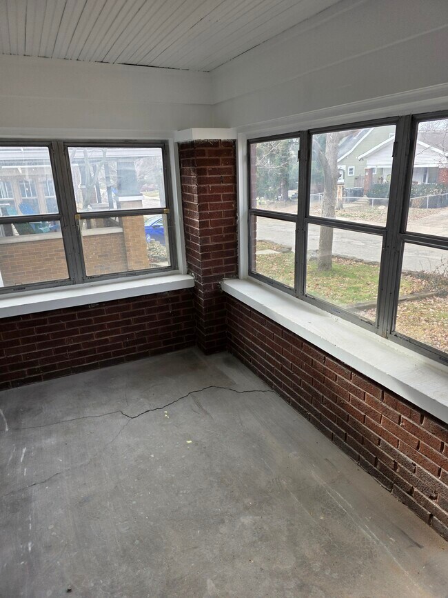 Building Photo - 29 S Gladstone Ave