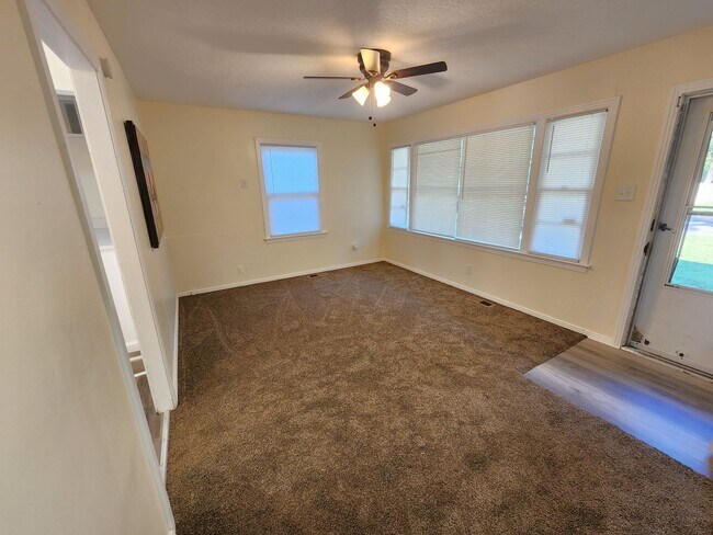 Building Photo - Beautiful remodeled 3BR, 1.5 Bth with garage and fenced backyard with newer stainless appliances