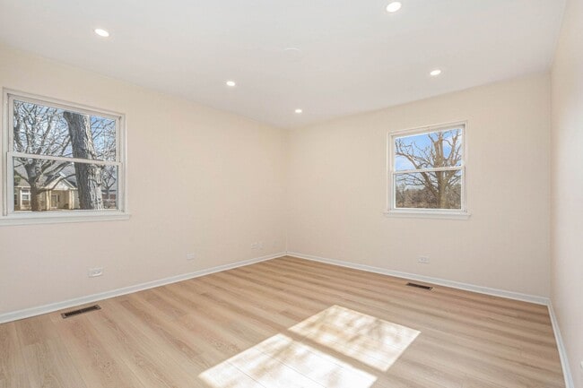 Building Photo - 120 Stirling Ln