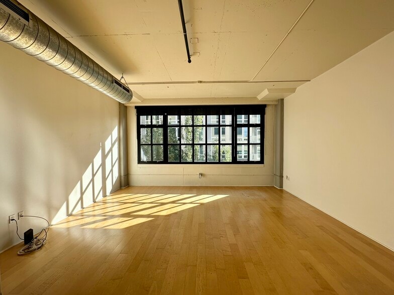 Unfurnished, facing expansive 16ft Warehouse windows - 1400 NW Irving St