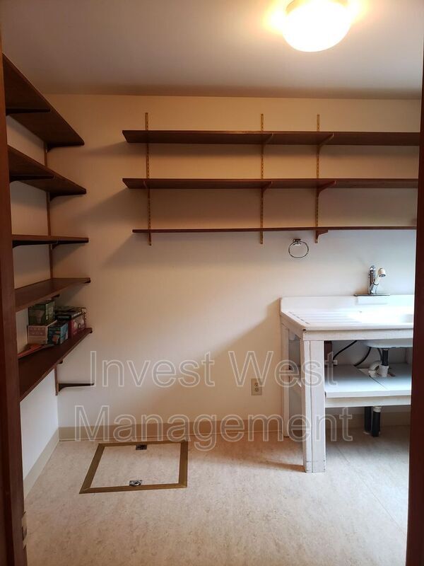 Building Photo - 5916 NW Bernie Dr