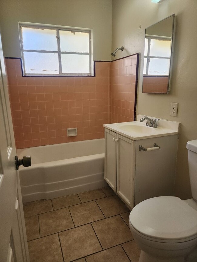 Building Photo - 1210 Oregon St