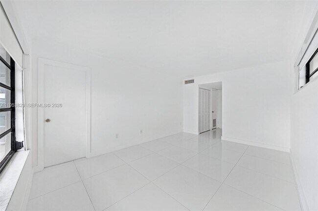 Building Photo - 18900 NE 14th Ave