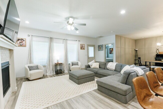 Building Photo - Spacious 4 Bed, 2 Bath Home in Abbey Glen w/ Liberty High School Feeder Pattern!