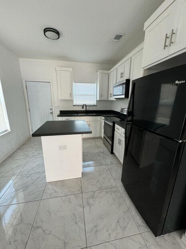Building Photo - 3303 Aurora Ln