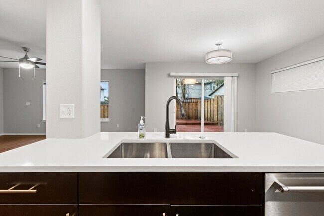 Building Photo - BETHANY 5 bedroom 3 full bath- Beaverton School District- Nike