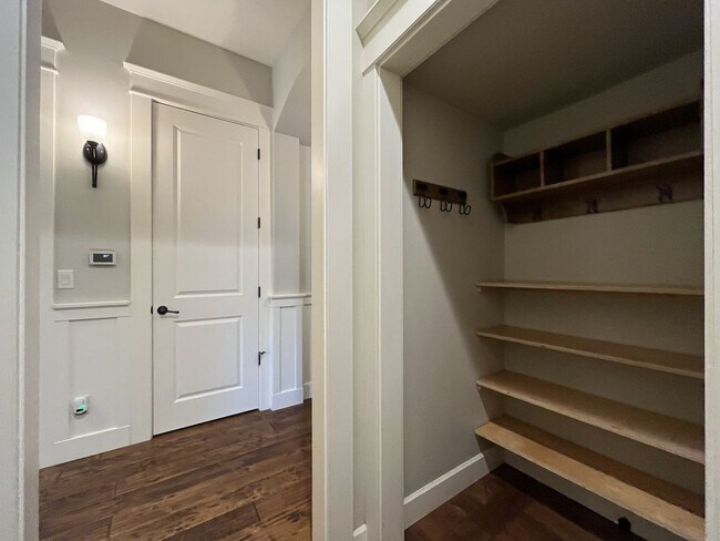 Building Photo - Luxury 5 Bedroom Home with Soaking Tub, Chef’s Kitchen & Expansive Primary Suite