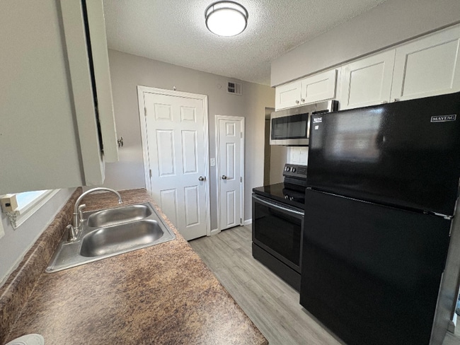 Building Photo - 215 Snead Dr