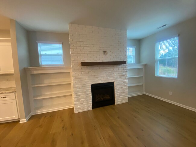 Building Photo - AVAILABLE NOW-BEAUTIFUL 4 BEDROOM 4 BATH H...