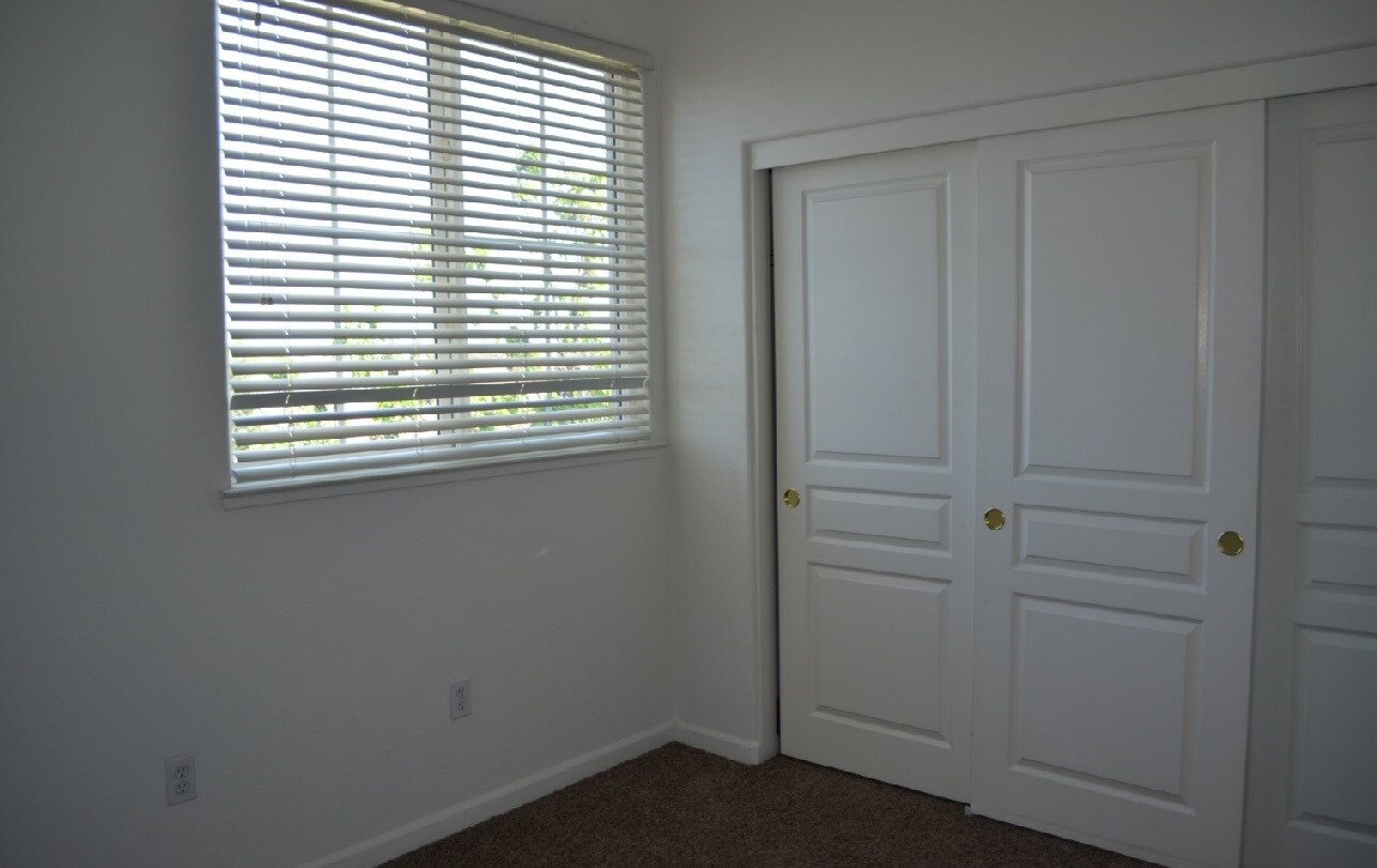 Building Photo - 1360 Shady Ln