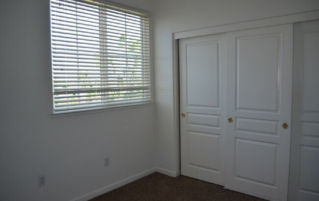 Building Photo - 1360 Shady Ln