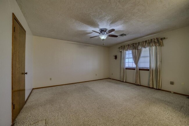 Building Photo - 308 SE Camelot Dr