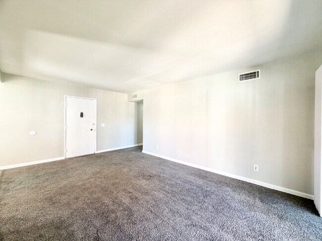 Building Photo - HIVE SUMMER MOVE-IN SPECIAL: 3 BEDROOM CONDO | COMMUNITY POOLS + WALKING TRAILS | CENTRAL LAS VEG...