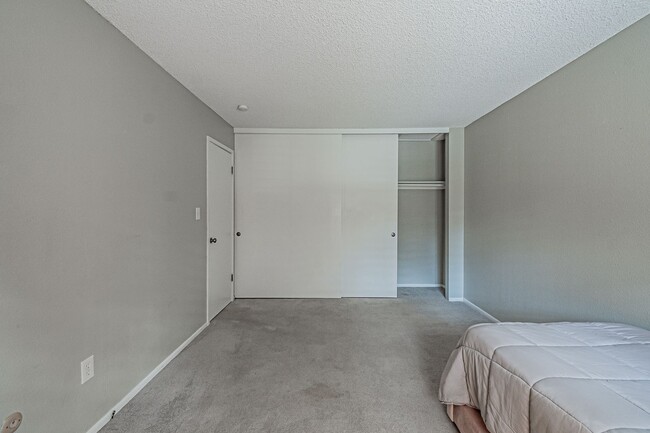 Building Photo - 9866 E Maplewood Cir