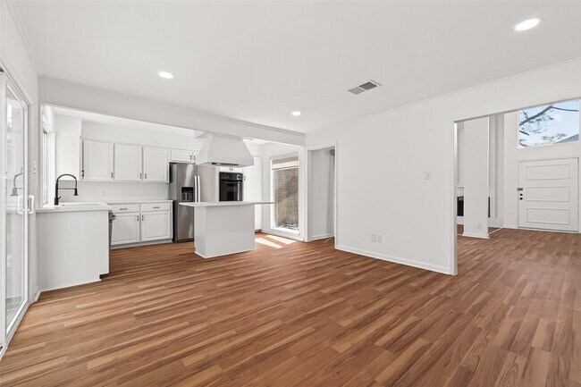 Building Photo - 15903 Hickory Knoll Dr