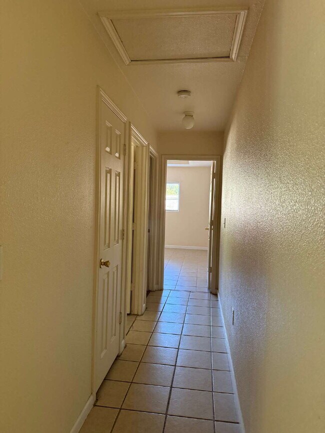 Building Photo - Gorgeous 2 Bed/2 Bath Duplex in North West SA