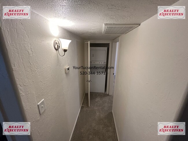 Building Photo - 1620 N Wilmot Rd
