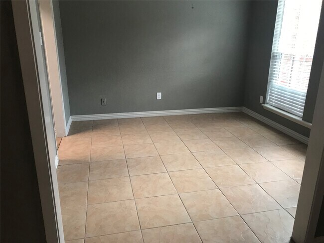 Building Photo - 8110 Streamside Dr