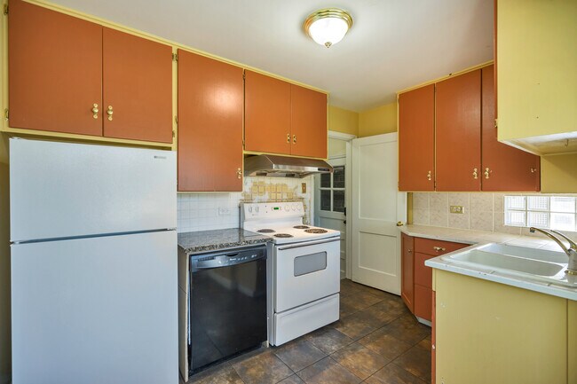 Building Photo - Amazing 4BR, 2BTH in Park Hill!!