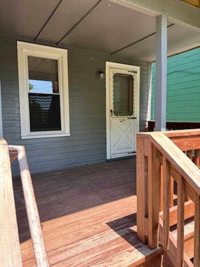 Building Photo - 1046 Northampton St