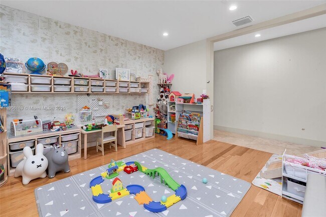 Building Photo - 415 Rovino Ave