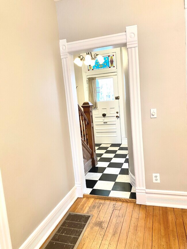 Building Photo - 910 E 20th Ave