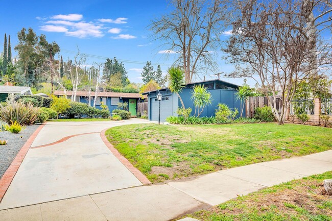 Primary Photo - Stunning Woodland Hills Pool Home – South ...