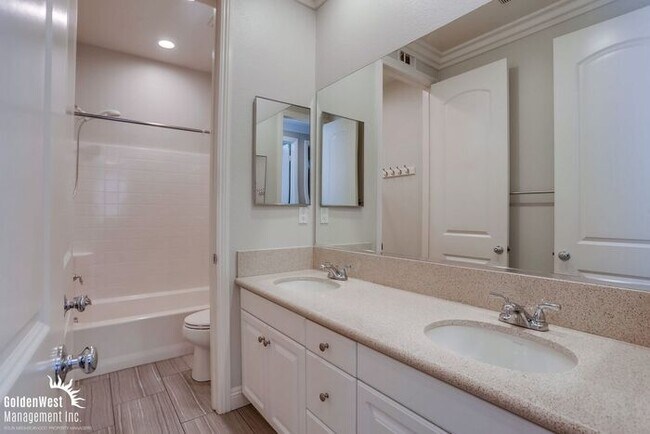 Building Photo - Beautiful 5Bdm 2.5Ba Home with Mountain Vi...