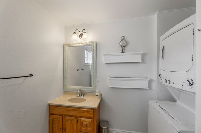 Building Photo - Charming 2 Bedroom, 1 Bathroom Back Unit with Private Yard — Close to Downtown