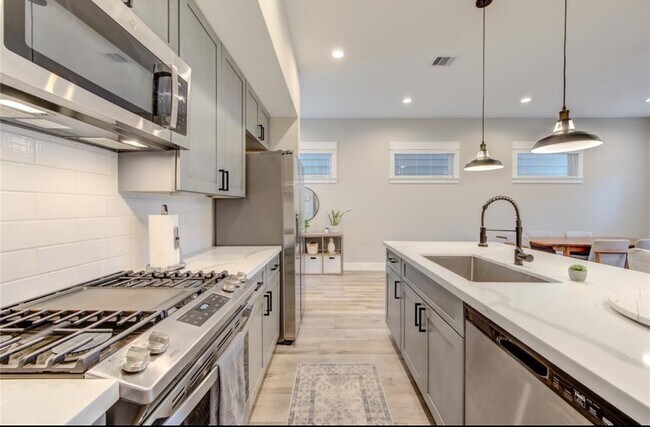 Building Photo - 704 Pinemont Cyn Ln