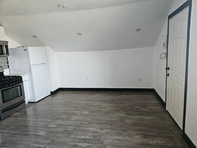 Building Photo - 534 N Berendo St