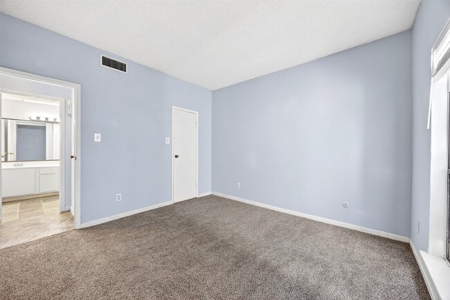 Building Photo - 10053 Westpark Dr