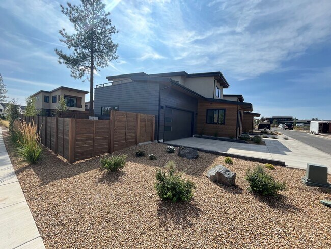 Building Photo - Like-New Townhome in the Gorgeous Terrane ...