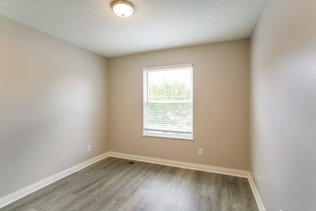 Building Photo - 585 Bettmann St