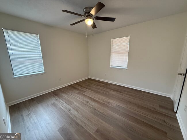 Building Photo - 160 W Paces Dr