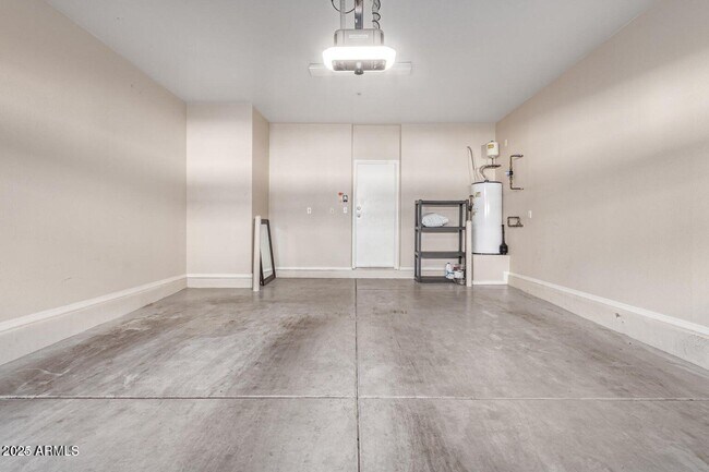 Building Photo - 2402 E 5th St