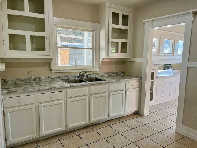 Building Photo - 1042 N Harrison Ave