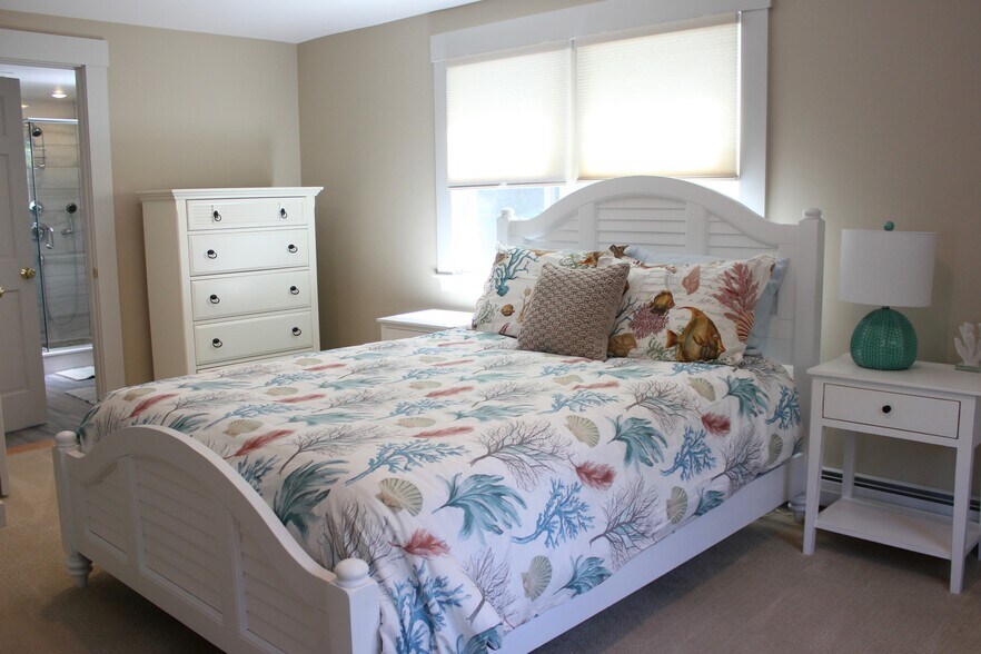 First floor Queen with access to full bath - 740R Washington St