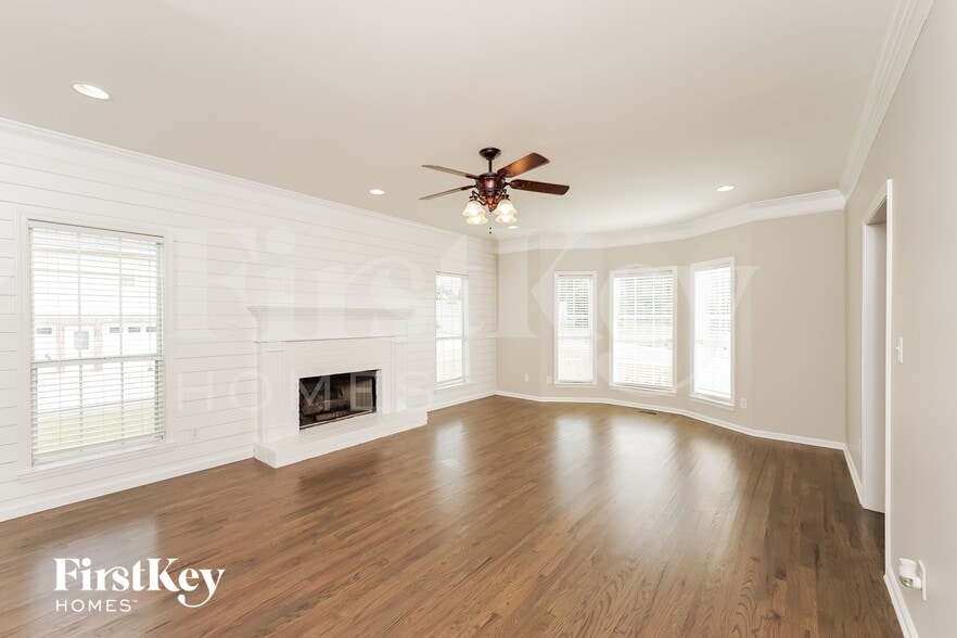 Building Photo - 3030 Weatherford Dr