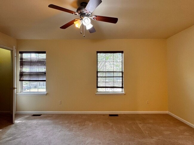 Building Photo - Briarwood Townhome close to NGIC and Hollymead Town Center!