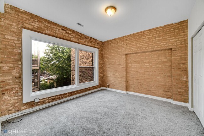 Building Photo - Great Apartment, Lots of light and Exposed...