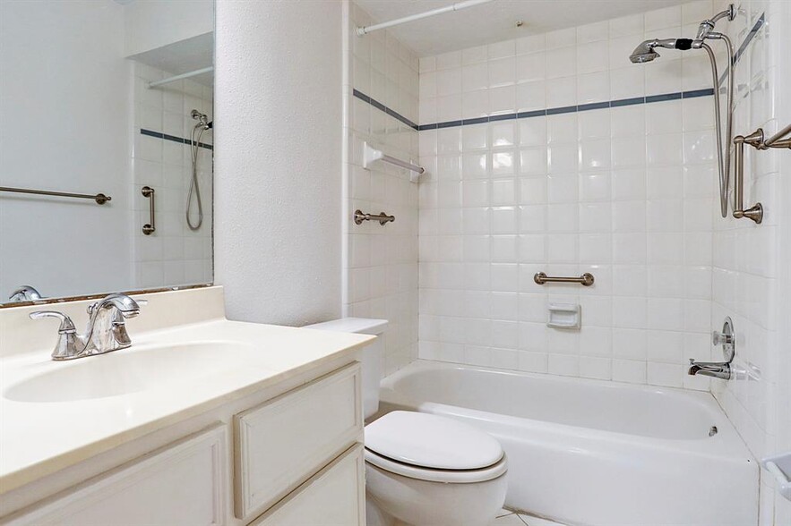 Hall Bathroom - 6733 Belmont St